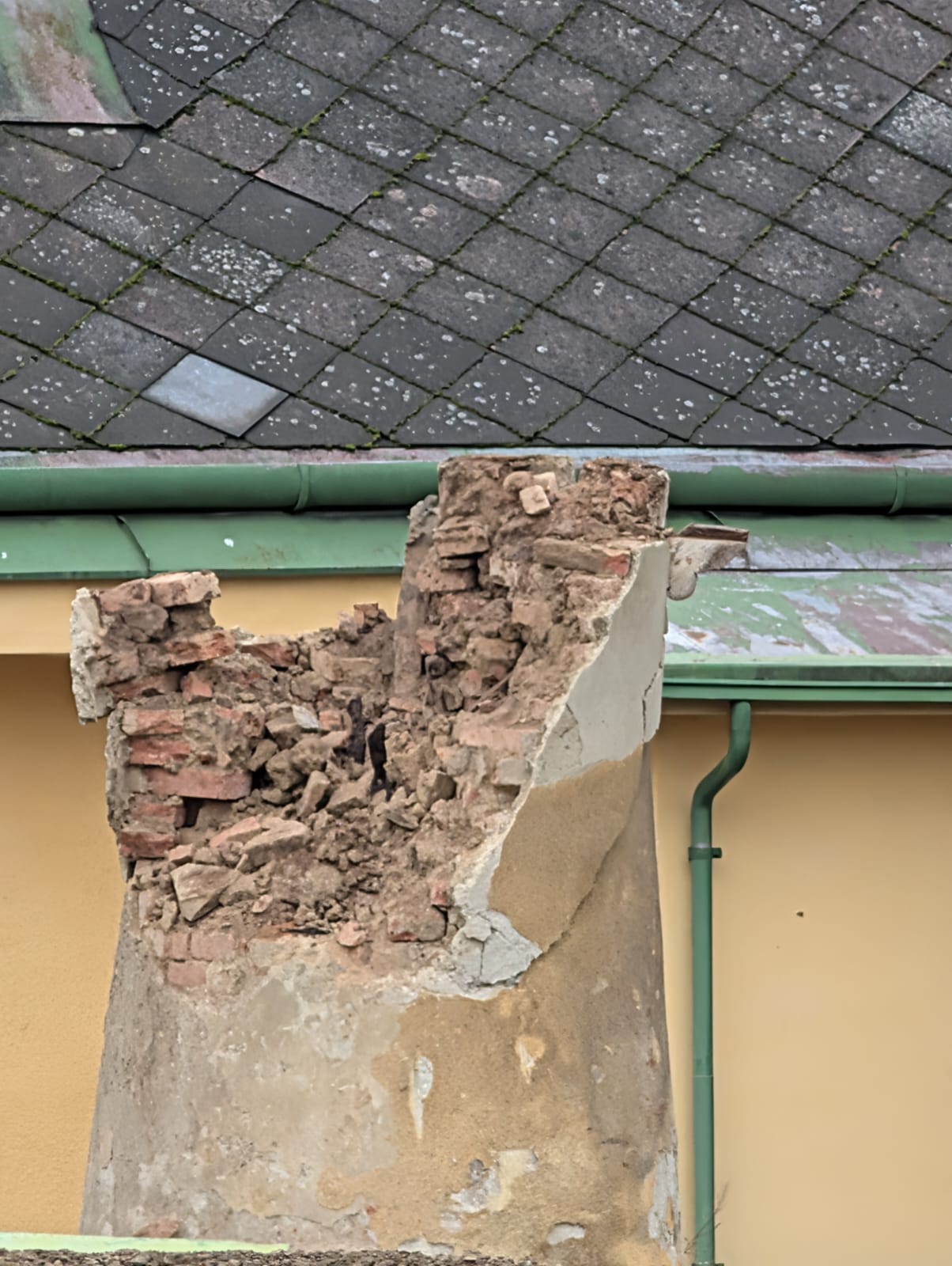 zerstörter historischer Taubenschlag am 03.12.2025